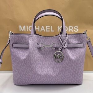 MICHAEL KORS Carson Medium Signature Logo Satchel
Light Uartz
NWT